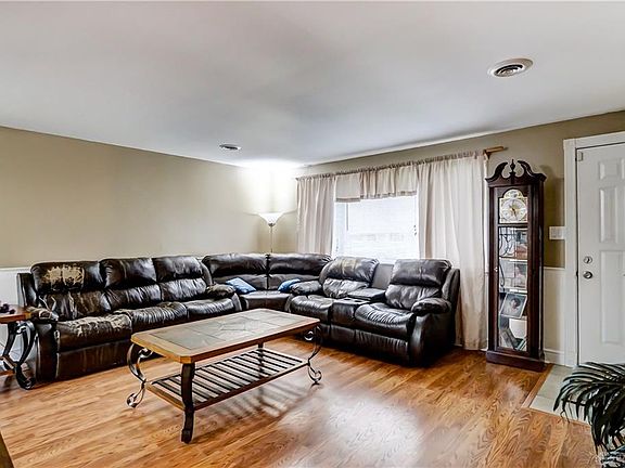 4th image of 924 Sharon Dr