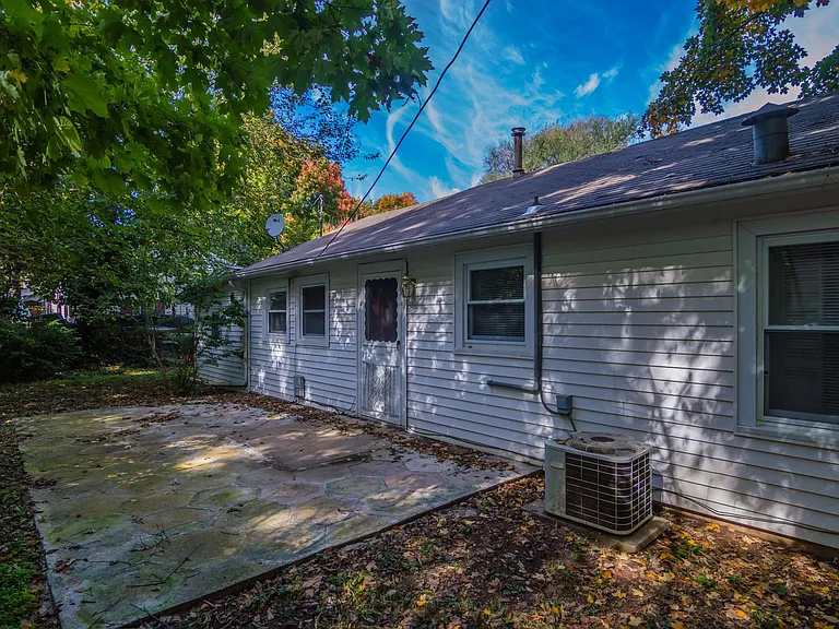 944 W Linwood St — Photo 11