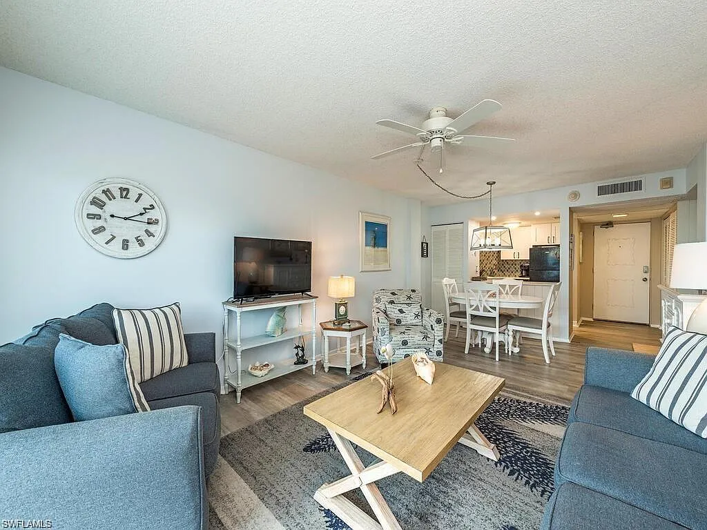 1 bed, 1.0 bath, 800 sqft, $6,000 — Photo 2