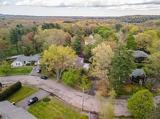3rd image of 30 Bradford Ln