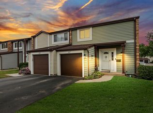 617 Barberry Ln, Wheeling, IL 60090