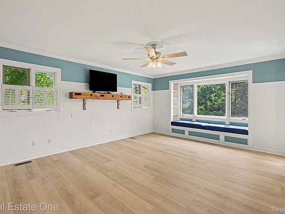 4th image of 2888 Colonial Way