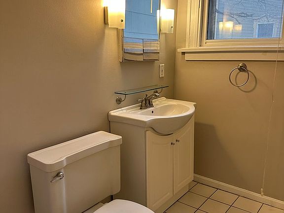 3rd image of 235 Crescent St NE APT 5
