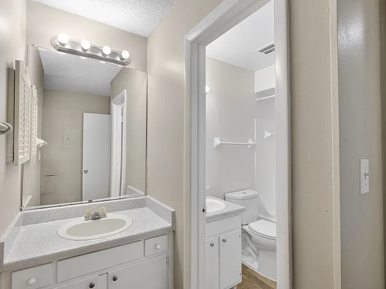 Foxcroft Apartments — Photo 9