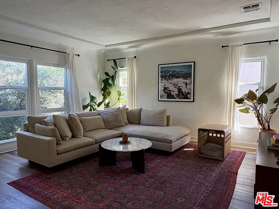2 bed, 1.0 bath, $4,250 — Photo 3