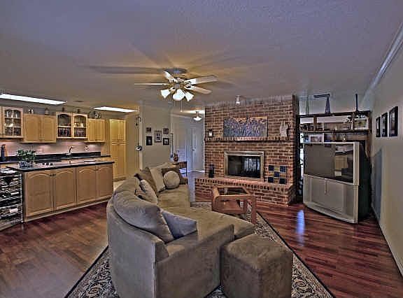 3rd image of 320 Brock Dr
