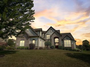 W210N5420 Carters Crossing Cir, Menomonee Falls, WI 53051