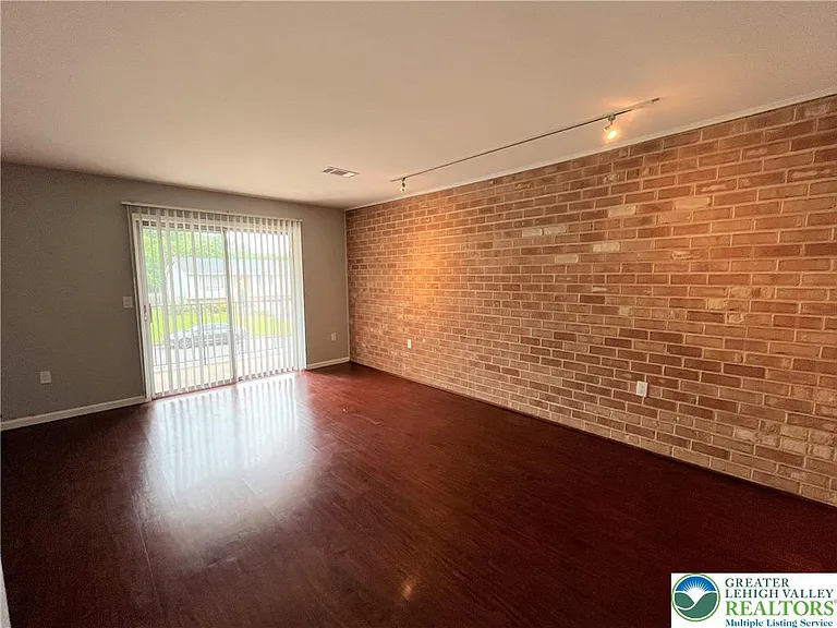 4053 Vaughn Ter — Photo 2