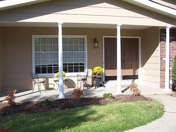 3rd image of 3925 Manorwood Dr