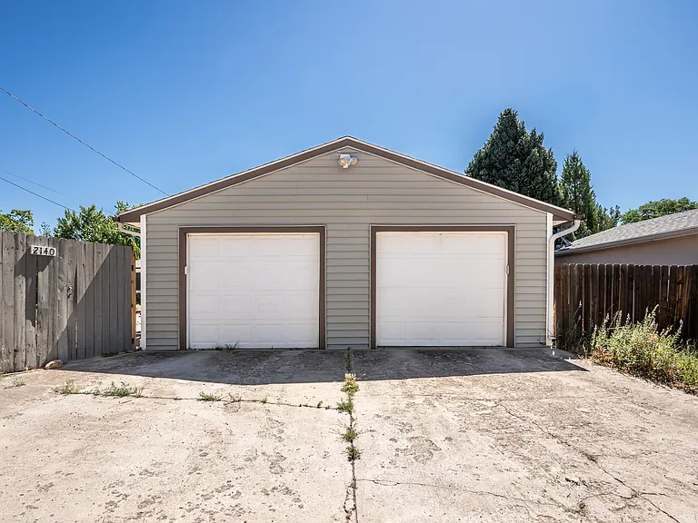 2140 Robin Dr — Photo 38