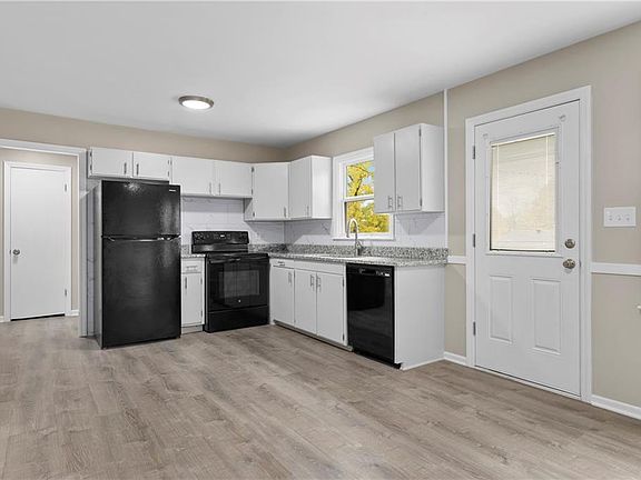 4th image of 9806 Cambridge Ave