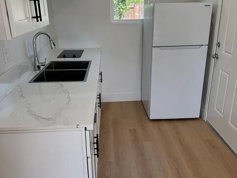 792 Bernard Way #B — Photo 10
