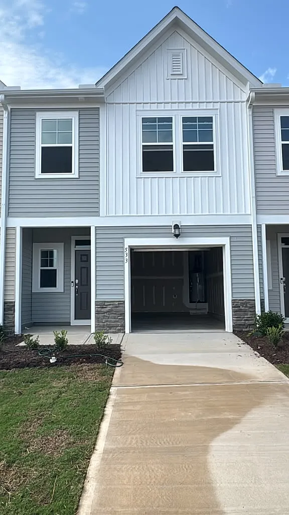 3 bed, 1437 sqft, $1,595 — Photo 1