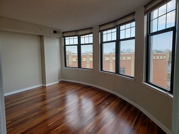 3rd image of 1021 N Garfield St APT 638