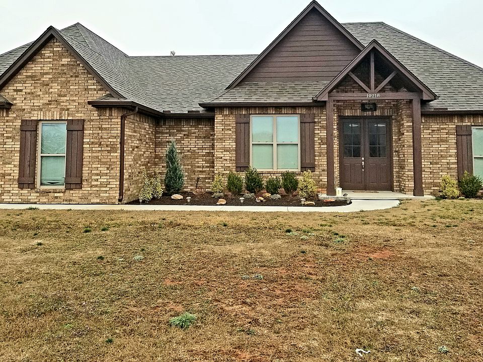 Front of home w/ landscaping
