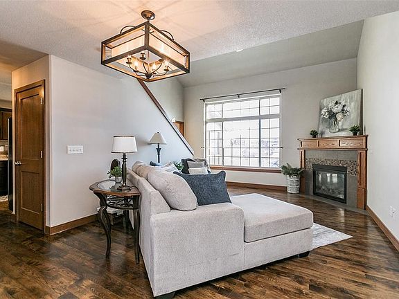 4th image of 292 Woodfield Dr