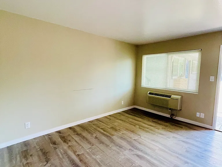 1x1 - 560 SqFt