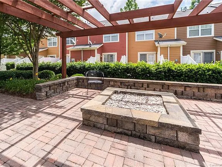 301 Hurston Cir — Photo 22