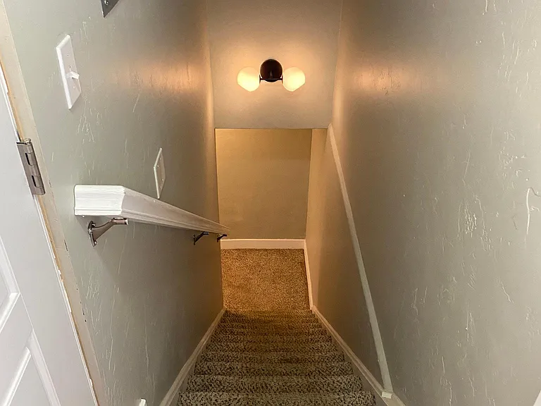 E Gundersen Ln — Photo 8