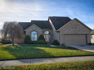 20026 Comanche Dr, Macomb, MI 48042