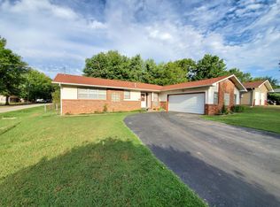 1967 S Saint Charles Ave, Springfield, MO 65804