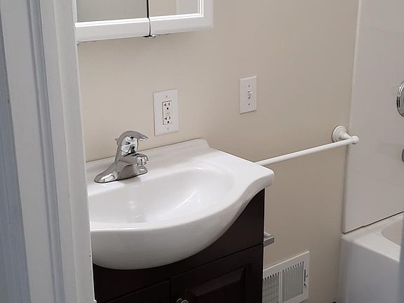 3rd image of 105 Lake St