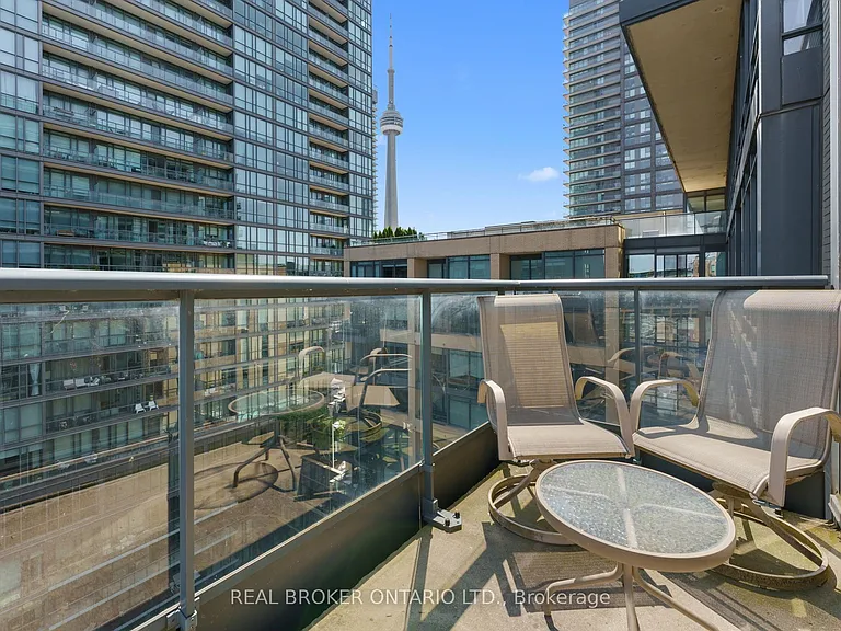 438 King St W #1404 — Photo 16