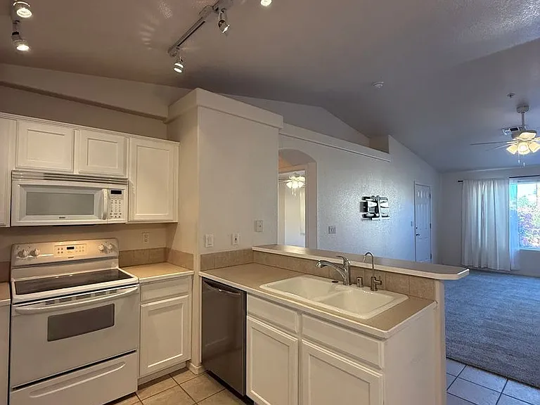470 Acoma Blvd S #123-B — Photo 8