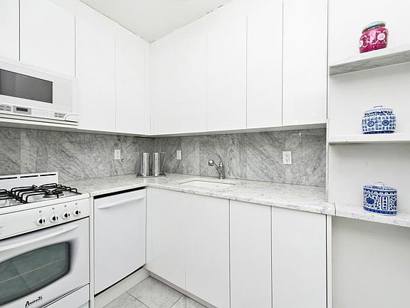 3rd image of 322 W 57th St APT 27A