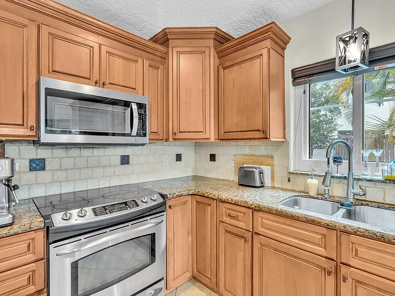 10310 Santiago St — Photo 32
