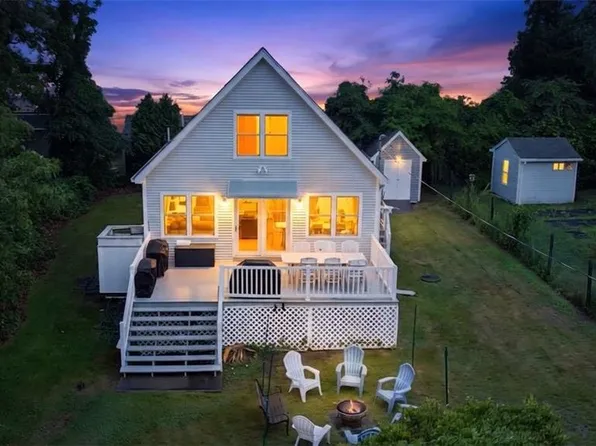 43 Merrill Ln, Portsmouth, RI 02871