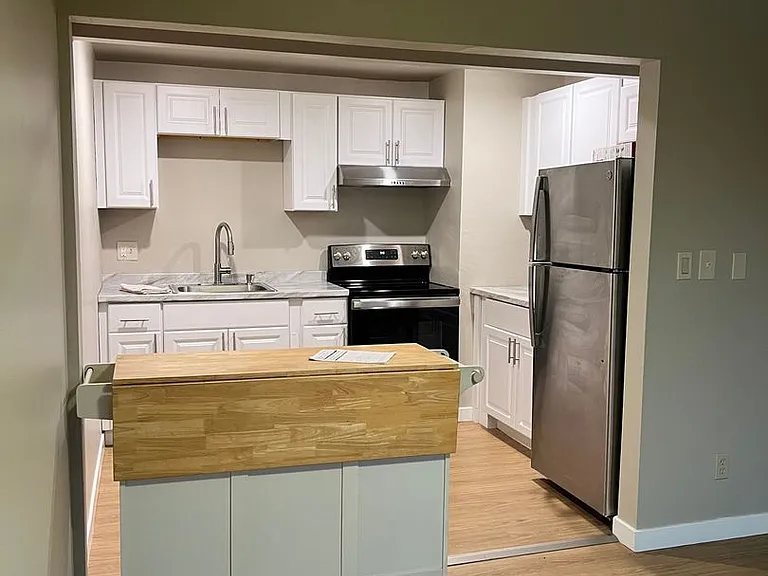 The Chateau Apartments — Photo 24