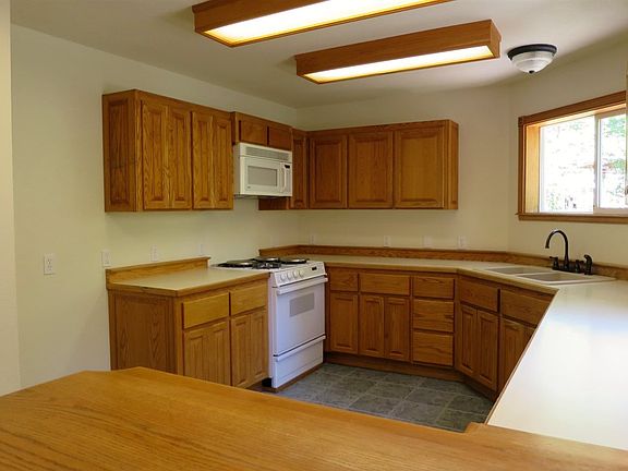 5th image of 215 Lakeview Dr