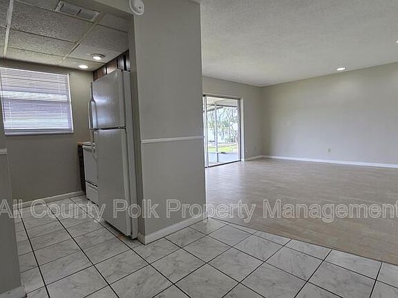 5th image of 927 S Buena Vista Dr