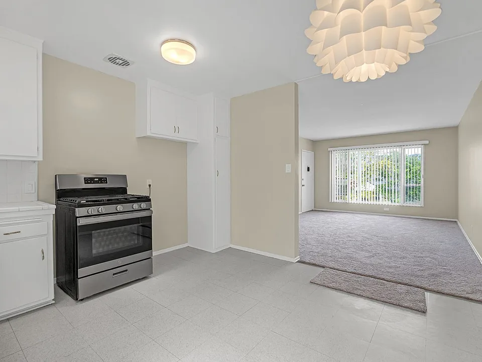 2 Bedrooms 1 Bath Unit In Great Location