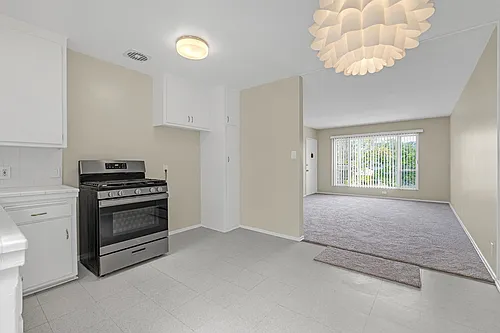 2 Bedrooms 1 Bath Unit In Great Location Photo 1