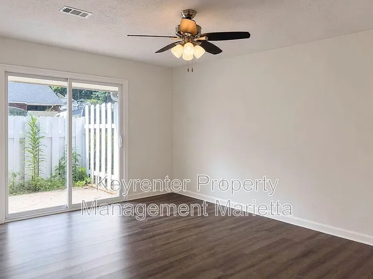 723 Hanover Ln — Photo 16