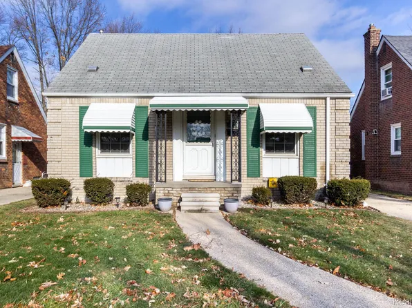 20927 Hawthorne St, Harper Woods, MI 48225