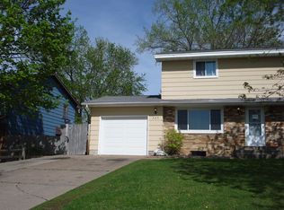 889 Greenway Ave N, Oakdale, MN 55128