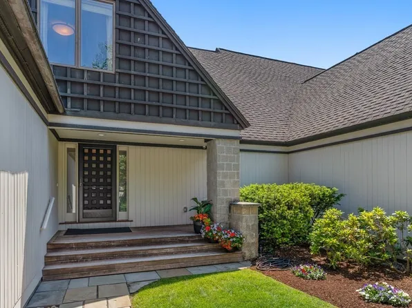217 Nahanton St #217, Newton Center, MA 02459