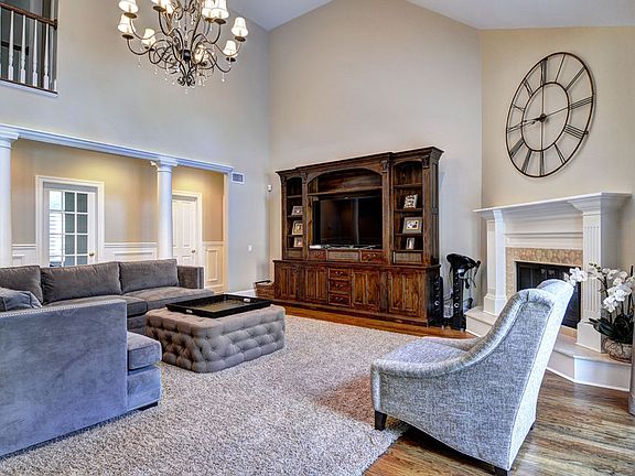 3rd image of 19 Surrey Ct