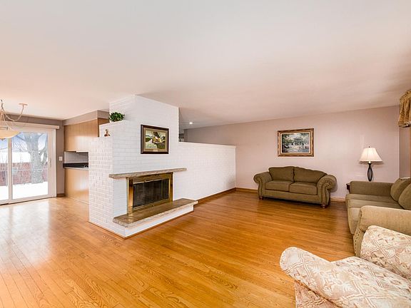 3rd image of 1033 Bourne Ln