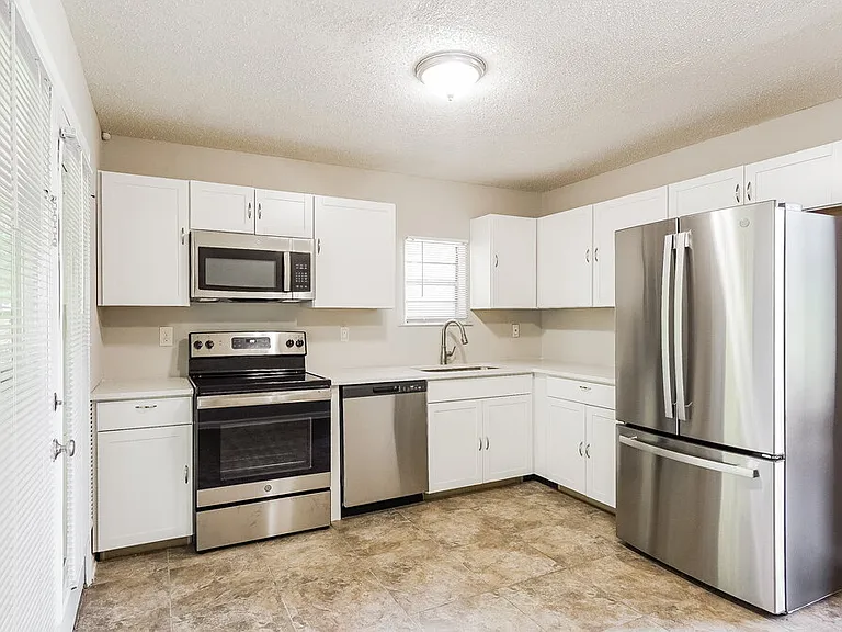 3248 Larrabee Ln — Photo 9