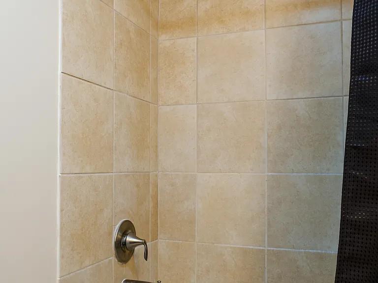 2nd bathroom shower and tub