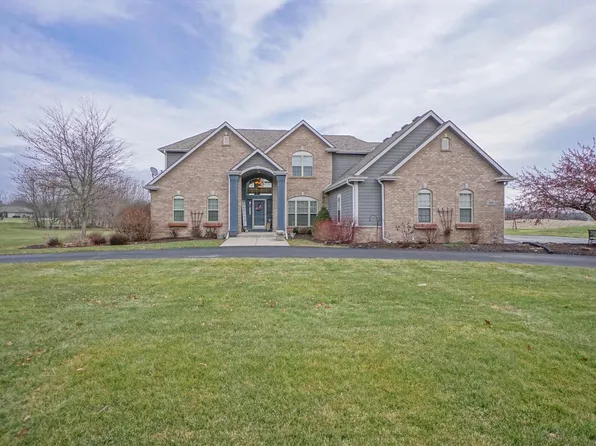 228 Crooked Stick PASS, North Prairie, WI 53153