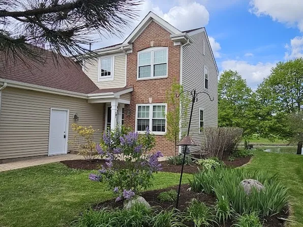 450 Rosewood Xing, Lindenhurst, IL 60046