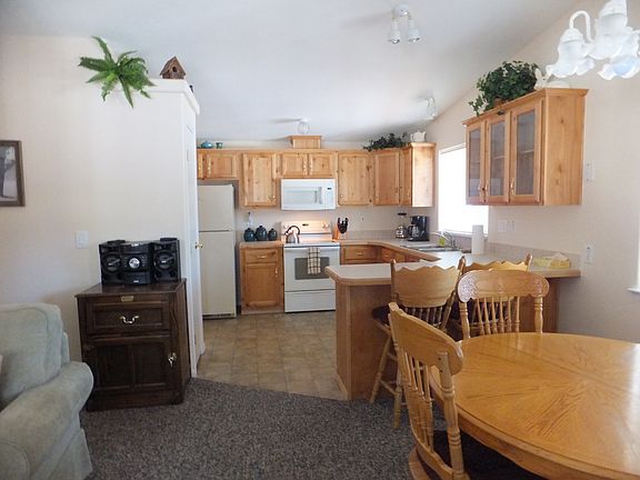 Spacious Kitchen with pantry