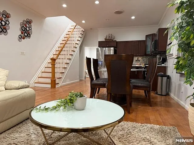 4 bed, 1564 sqft, $3,500 — Photo 2