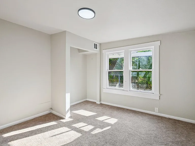 2332 E Houston St — Photo 5