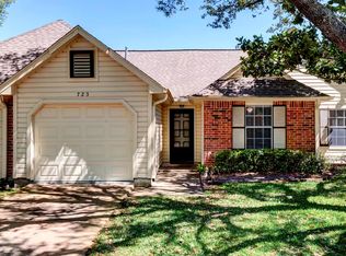 723 E Country Grove Cir, Pearland, TX 77584